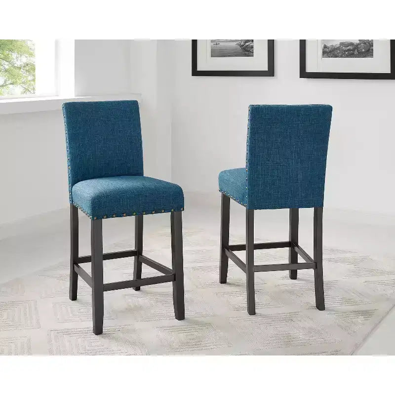 Ensemble de salle à manger Roundhill Furniture Biony en bois espresso à hauteur de comptoir avec tabourets à clous en tissu bleu