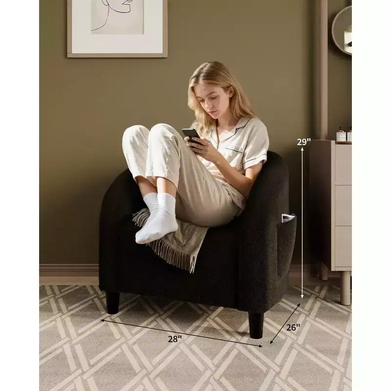 Fauteuil club 28 en velours avec dossier en U, accoudoirs incurvés et assise rembourrée douce pour salon et chambre