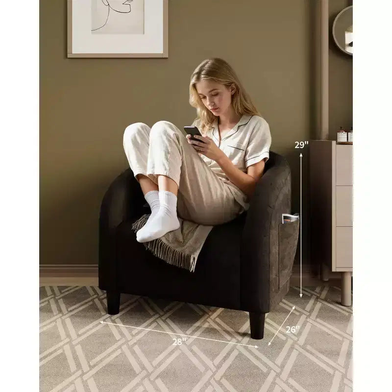 Fauteuil club 28 en velours avec dossier en U, accoudoirs incurvés et assise rembourrée douce pour salon et chambre