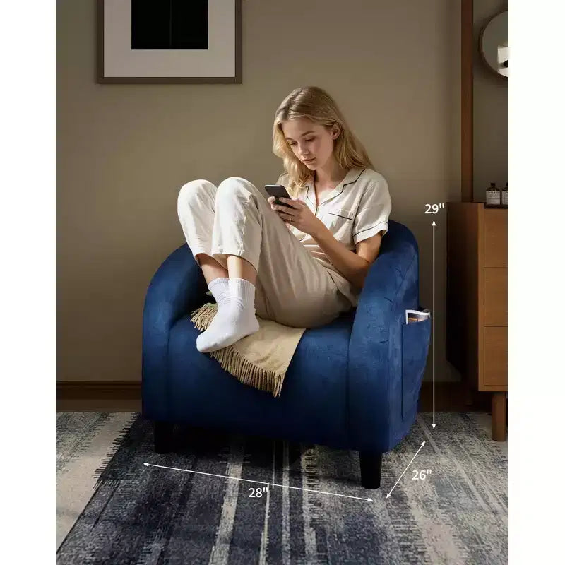 Fauteuil club 28 en velours avec dossier en U, accoudoirs incurvés et assise rembourrée douce pour salon et chambre