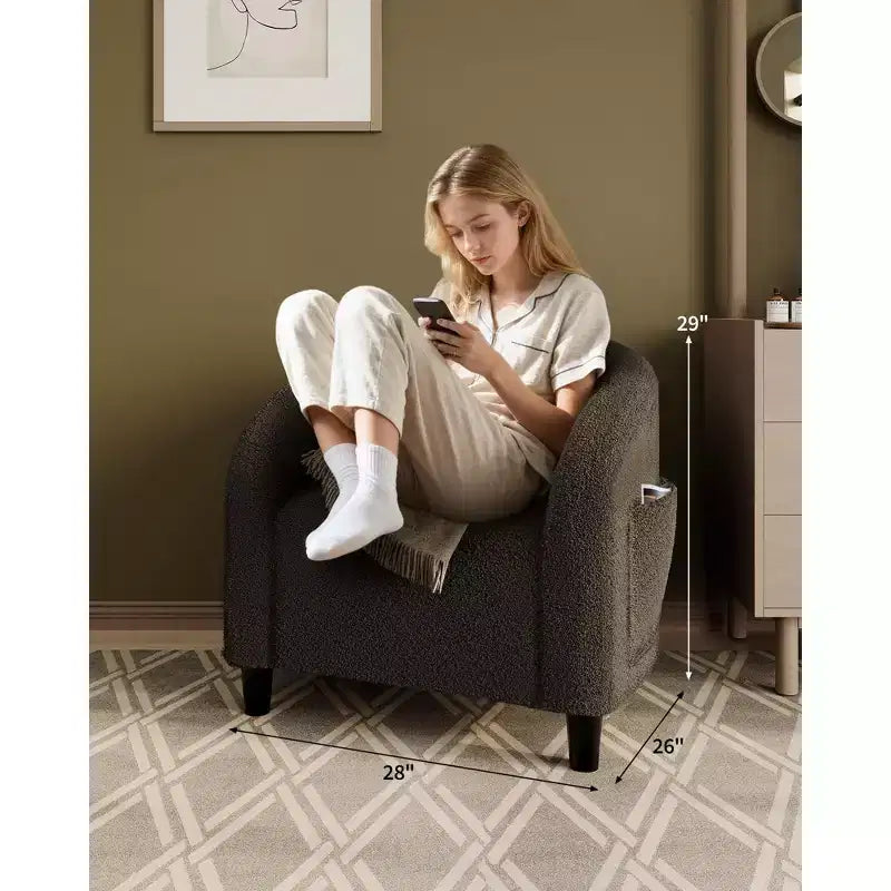 Fauteuil club 28 en velours avec dossier en U, accoudoirs incurvés et assise rembourrée douce pour salon et chambre