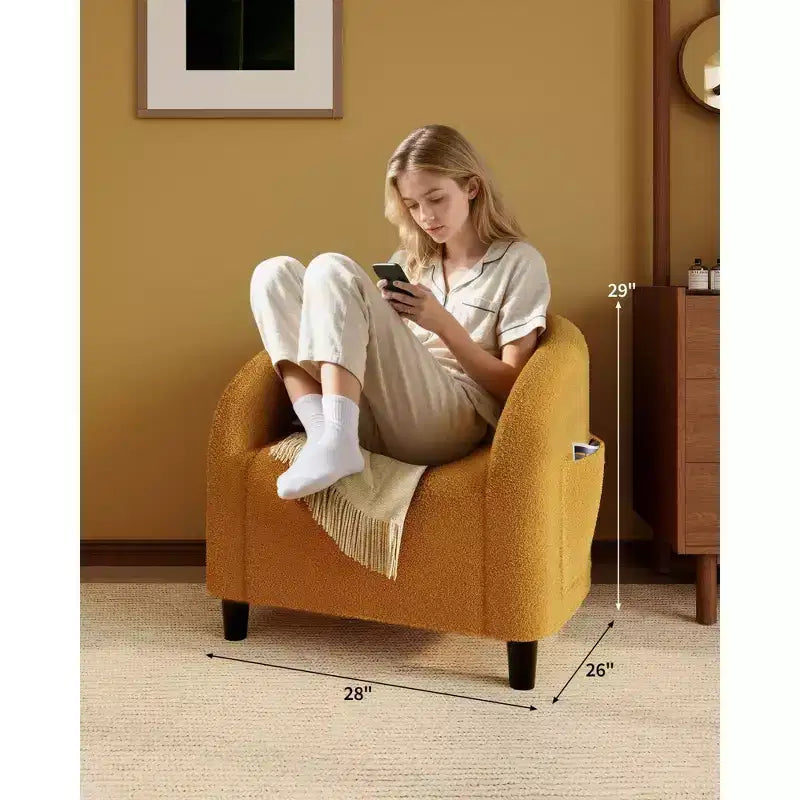 Fauteuil club 28 en velours avec dossier en U, accoudoirs incurvés et assise rembourrée douce pour salon et chambre