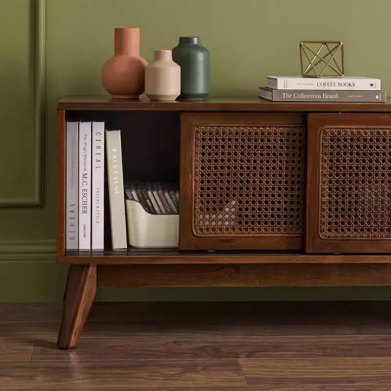 Meuble TV en rotin de style moderne du milieu du siècle de 150 cm pour téléviseurs de 65 pouces avec pieds en bois massif et portes en rotin - Bois foncé