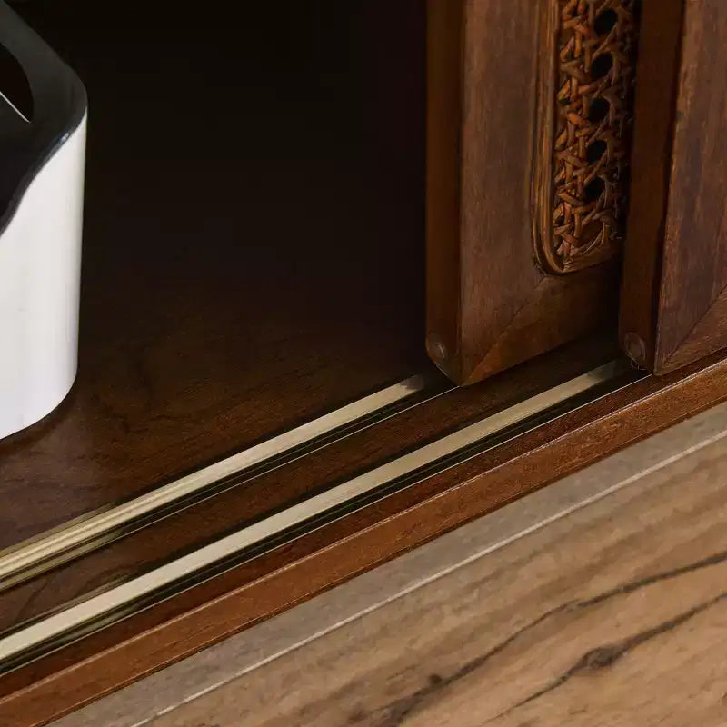 Meuble TV en rotin de style moderne du milieu du siècle de 150 cm pour téléviseurs de 65 pouces avec pieds en bois massif et portes en rotin - Bois foncé