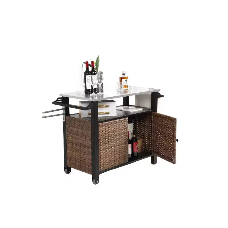 Chariot de bar d'extérieur en osier avec plateau en acier inoxydable, armoire de rangement et roulettes, table de service de patio pour jardin ou piscine