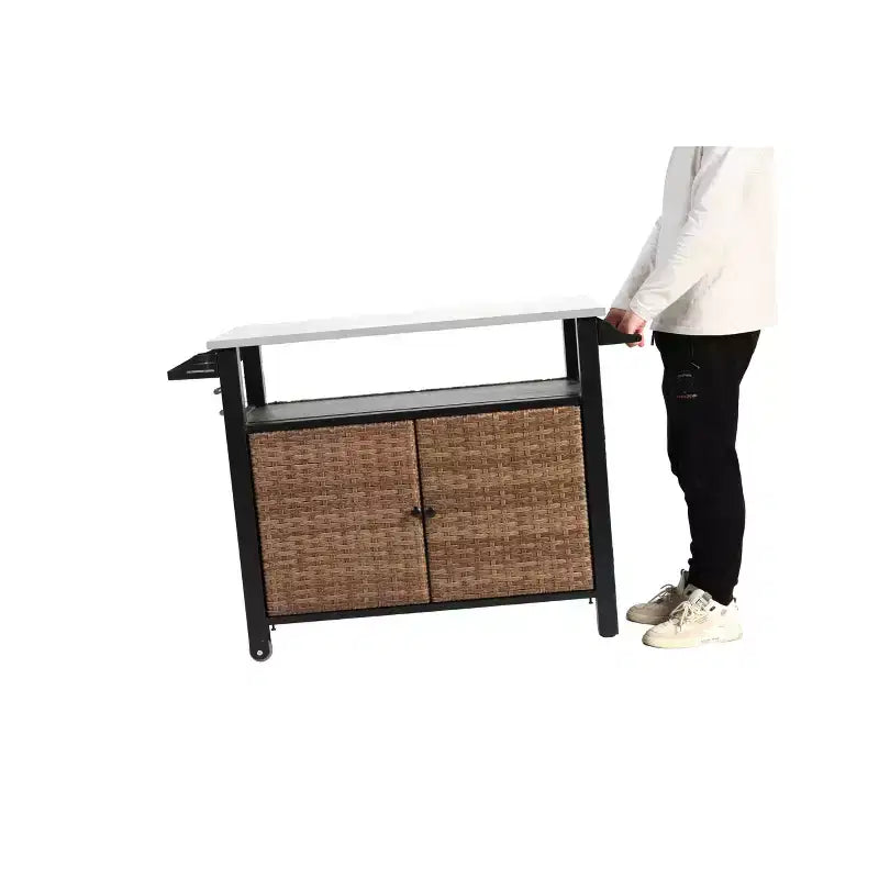 Chariot de bar d'extérieur en osier avec plateau en acier inoxydable, armoire de rangement et roulettes, table de service de patio pour jardin ou piscine
