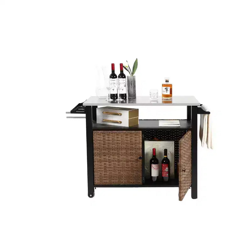 Chariot de bar d'extérieur en osier avec plateau en acier inoxydable, armoire de rangement et roulettes, table de service de patio pour jardin ou piscine