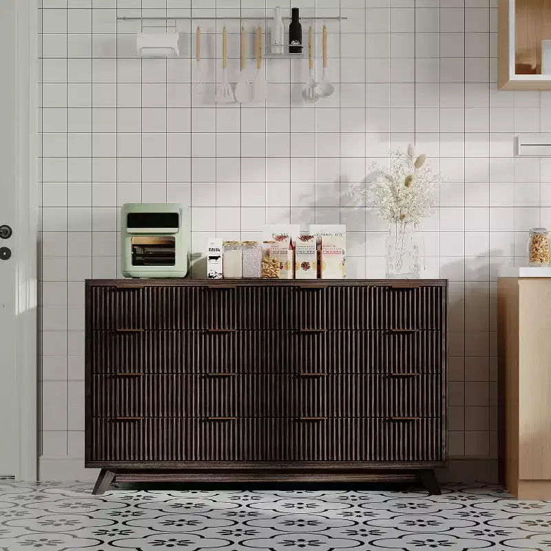 Commode moderne en bois cannelé à 8 tiroirs, design incurvé et poignées, meuble de rangement pour vêtements, meuble TV pour chambre à coucher ou couloir