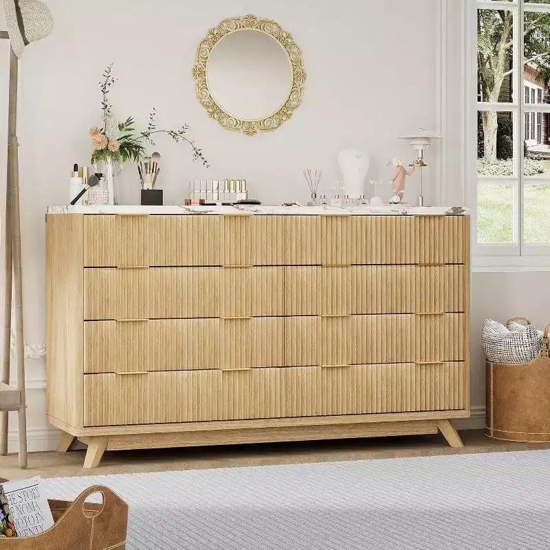 Commode moderne en bois cannelé à 8 tiroirs, design incurvé et poignées, meuble de rangement pour vêtements, meuble TV pour chambre à coucher ou couloir