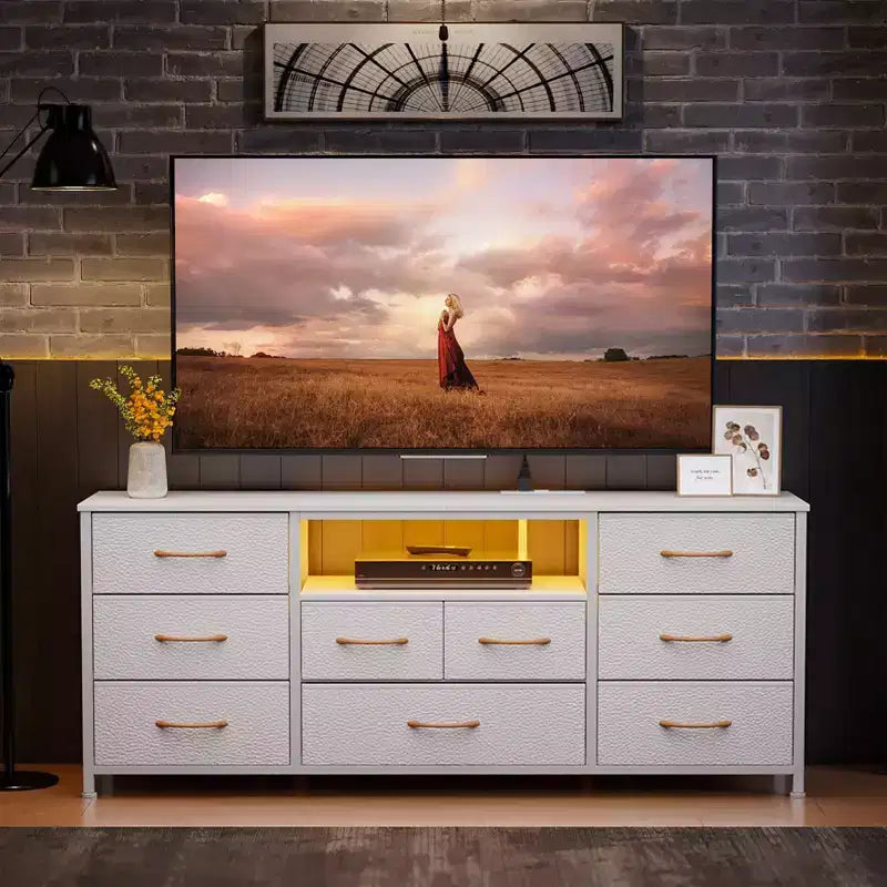 Commode Blanche à 9 Tiroirs Meuble TV pour Téléviseur de 65 Pouces avec Station de Recharge Lumières LED Console Multimédia Unité de Rangement de Chambre à Coucher de 55 Pouces de Large