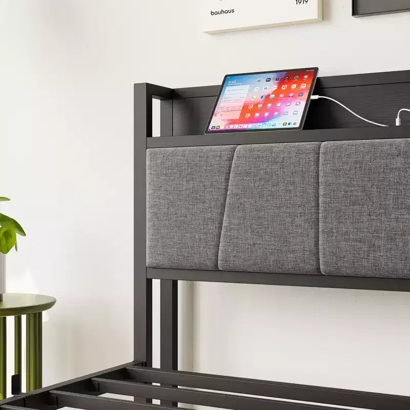 Cadre de lit double avec tête de lit de rangement et station de recharge, pas besoin de sommier tapissier pour chambre à coucher