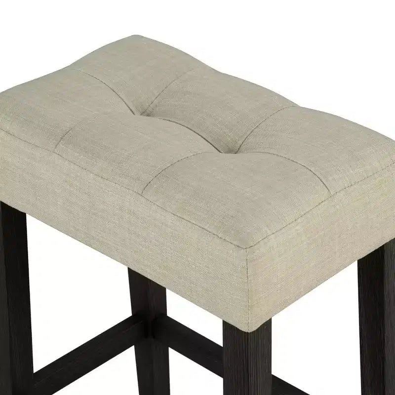 Ensemble de salle à manger GDFStudio Carter 3 pièces de hauteur comptoir en bois de style transitionnel avec table de recharge USB et tabourets rembourrés capitonnés à boutons
